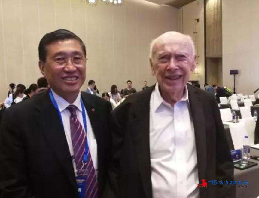 协合生物集团董事长陈巨余在2018深圳国际精准医疗峰会上与DNA结构发现者、诺贝尔奖金获得者、美国科学院院士詹姆斯·沃森教授亲切交流