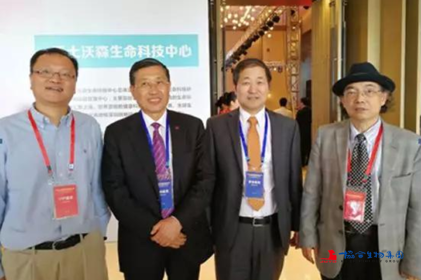 协合生物集团董事长陈巨余在2018深圳国际精准医疗峰会上与新加坡国立大学袁于人教授(左一)就农业动物饲料与协合生物集团达成合作意向；清华大学常智杰教授（右二）就肿瘤和骨质疏松与协合生物集团在深圳联合开发新产品达成合作意向；美国归国著名科学家傳新元教授（右一）与协合生物集团就生物免疫治疗研究达成合作意向。
