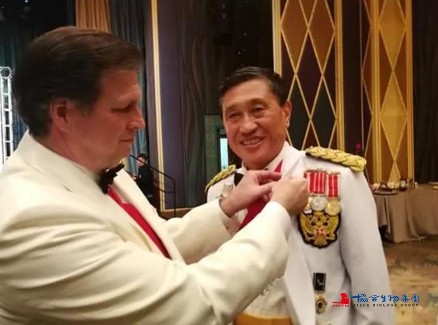 在本次慈善晚会上,圣约翰爵士团78世首领奥地利王子桑多·哈布斯堡·洛林为陈巨余公爵颁发并佩戴慈善荣誉勋章