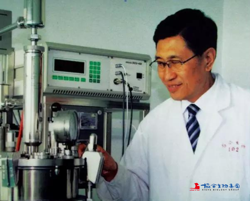 协合生物集团董事长陈巨余在实验室