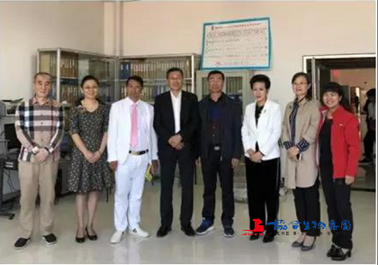 联合国IG0组织公使王凤麟先生一行在陈巨余董事长陪同下深入该地区看望慰问贫困家庭的艾滋病患者。陈巨余董事长代表协合生物集团向当地疾控中心捐赠了价值1000万人民币的药品。