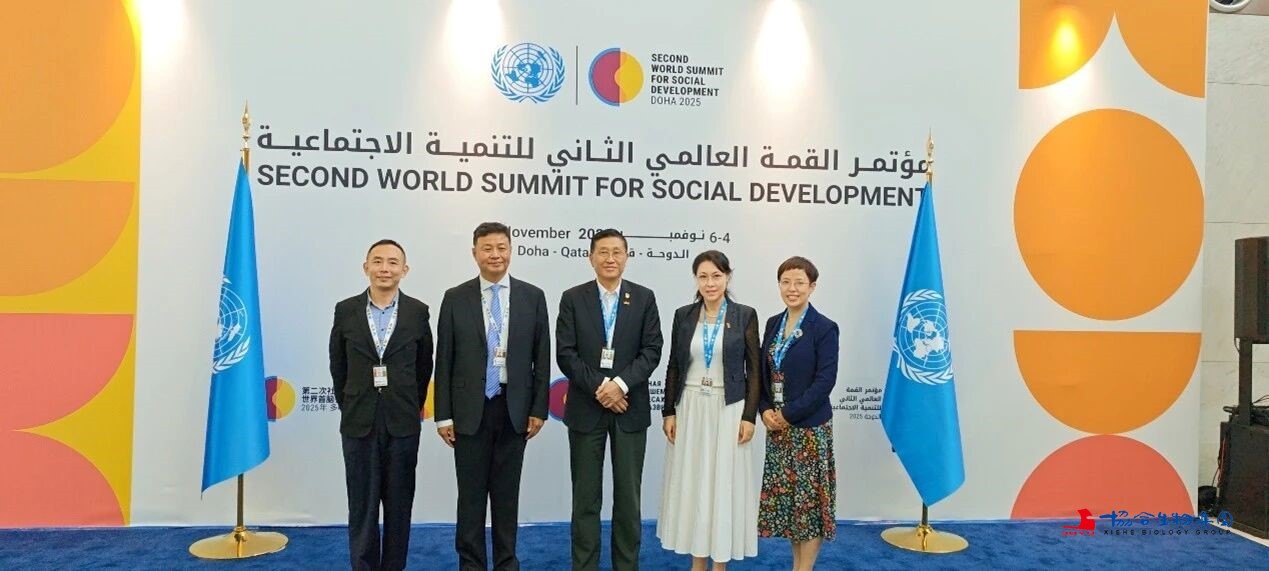 参加联合国第二届社会发展问题首脑峰会的部分中国代表合影:李毅(左1)黄勇嘉(左2)陈巨余(中)李林(右2)薛葵阳(右1) 参加联合国第二届社会发展问题首脑峰会的部分中国代表合影:李毅(左1)黄勇嘉(左2)陈巨余(中)李林(右2)薛葵阳(右1)